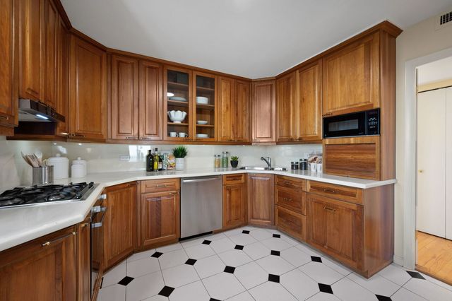 3470 N Lake Shore Drive 23A, Chicago, IL 60657