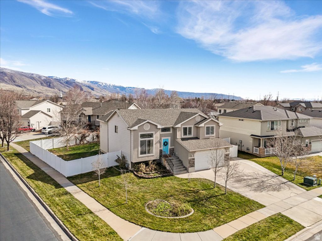 Image 3 of property listing at 58 N COUNTRY BEND RD, Farmington, UT 84025
