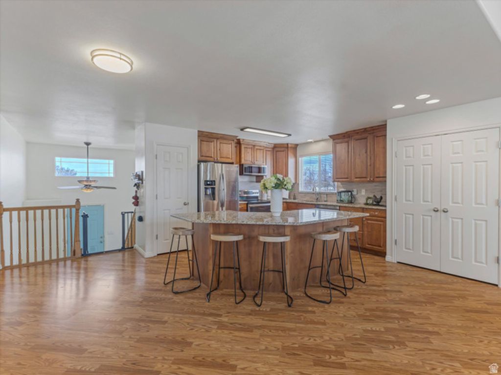 Image 9 of property listing at 58 N COUNTRY BEND RD, Farmington, UT 84025