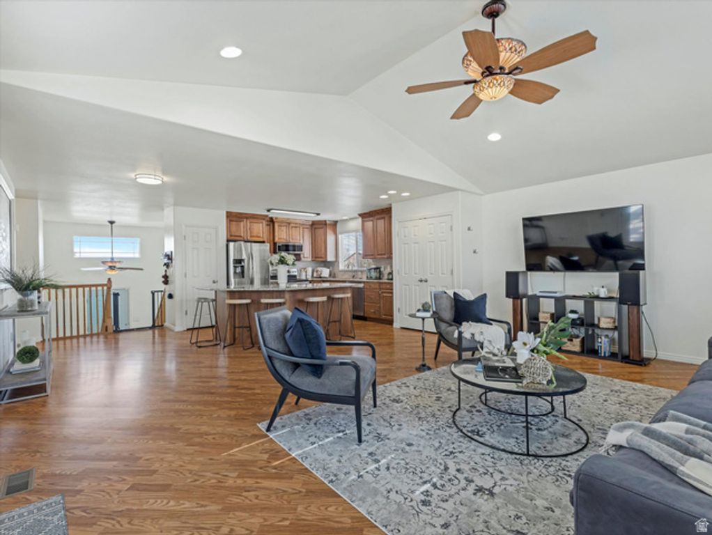Image 10 of property listing at 58 N COUNTRY BEND RD, Farmington, UT 84025