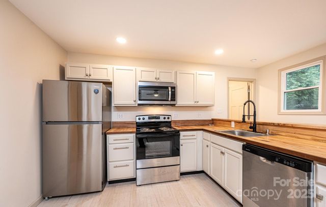 526 Kentwood Street SW, Lenoir, NC 28645