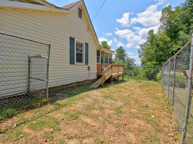 937 Waidsboro RD, Ferrum, VA 24088