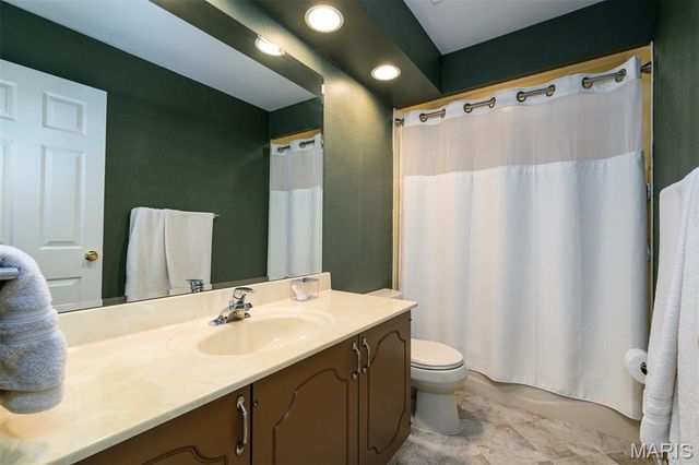 1776 Schoettler Valley Drive, Chesterfield, MO 63017