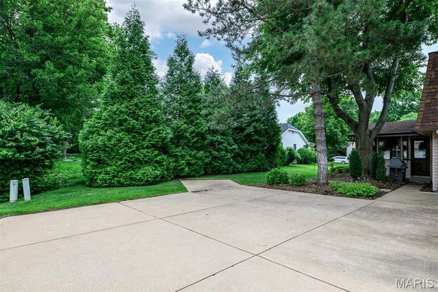 1776 Schoettler Valley Drive, Chesterfield, MO 63017
