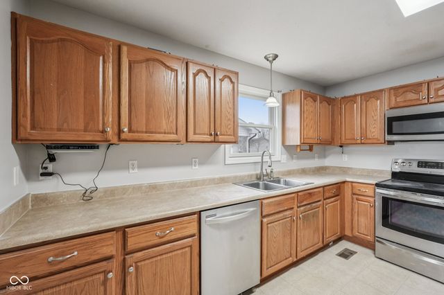 1916 N Sandal Wood Drive, Yorktown, IN 47396