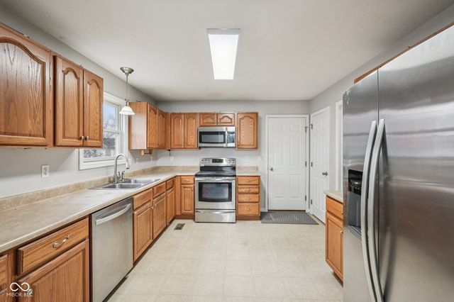 1916 N Sandal Wood Drive, Yorktown, IN 47396