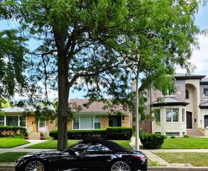 6311 N Kedvale Avenue, Chicago, IL 60646