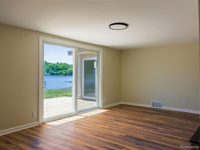 11560 Island Ct Court, Hartland, MI 48353