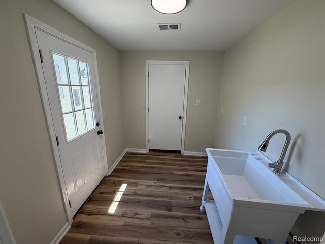 11560 Island Ct Court, Hartland, MI 48353