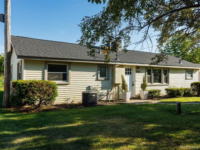 11560 Island Ct Court, Hartland, MI 48353