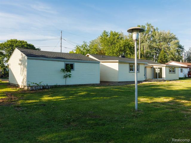 11560 Island Ct Court, Hartland, MI 48353