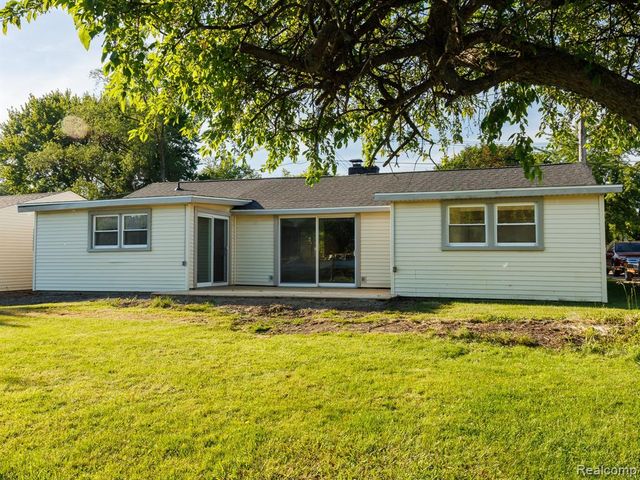 11560 Island Ct Court, Hartland, MI 48353