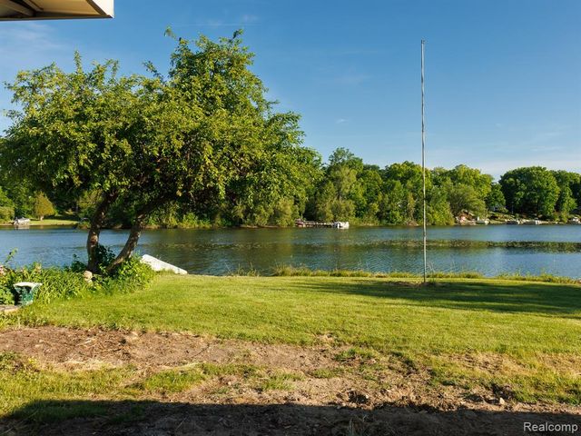 11560 Island Ct Court, Hartland, MI 48353