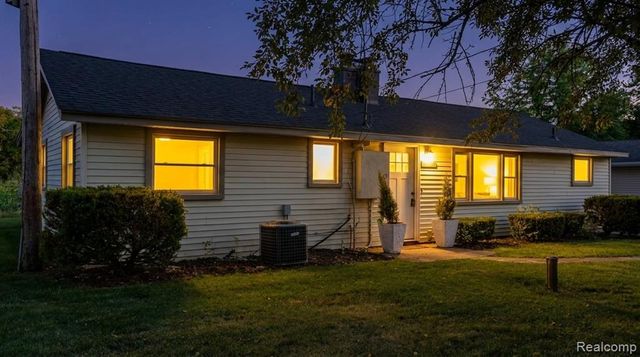 11560 Island Ct Court, Hartland, MI 48353