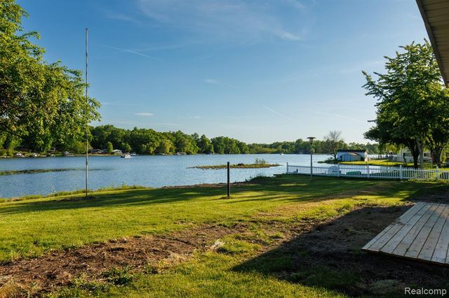 11560 Island Ct Court, Hartland, MI 48353