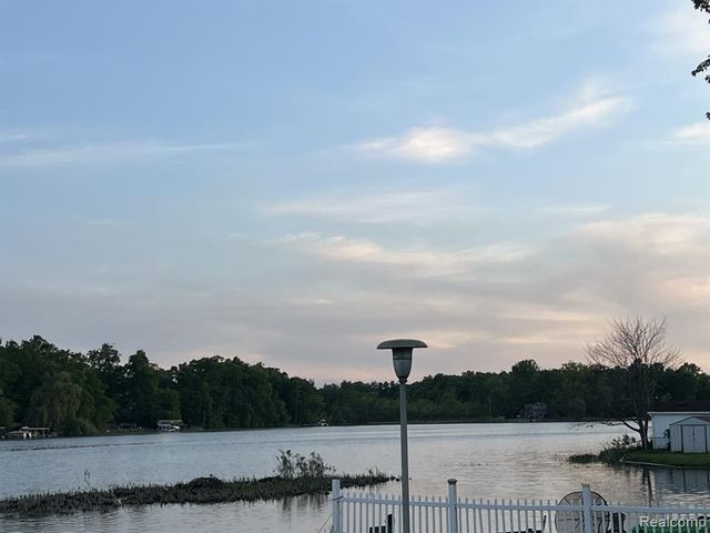 11560 Island Ct Court, Hartland, MI 48353