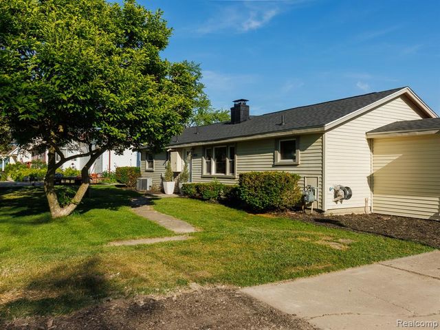11560 Island Ct Court, Hartland, MI 48353