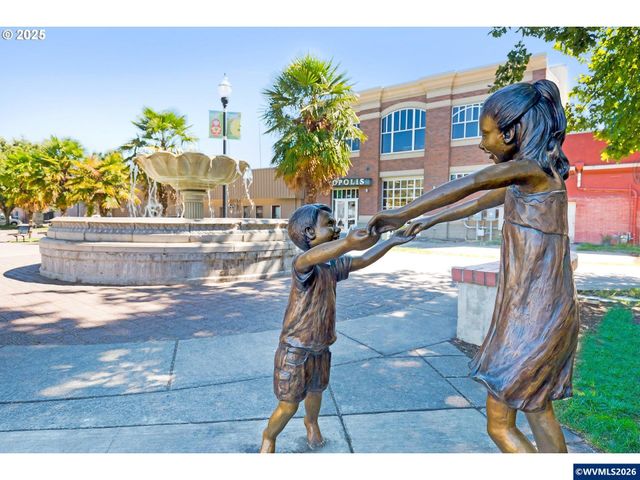 1090 Clemson St, Woodburn, OR 97071