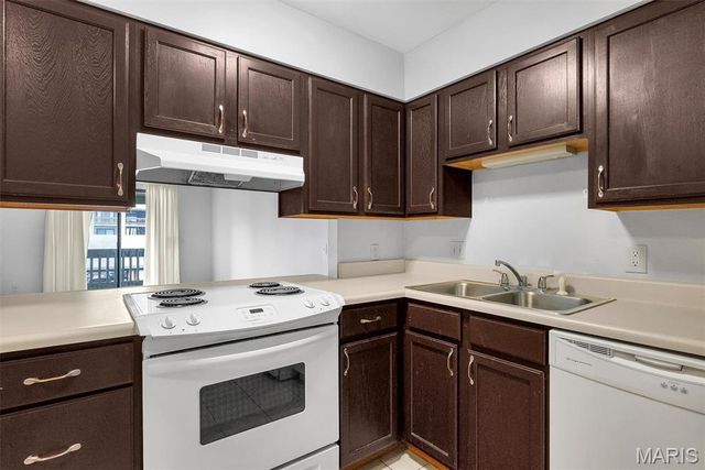 1633 Summergate Parkway P, St Charles, MO 63303