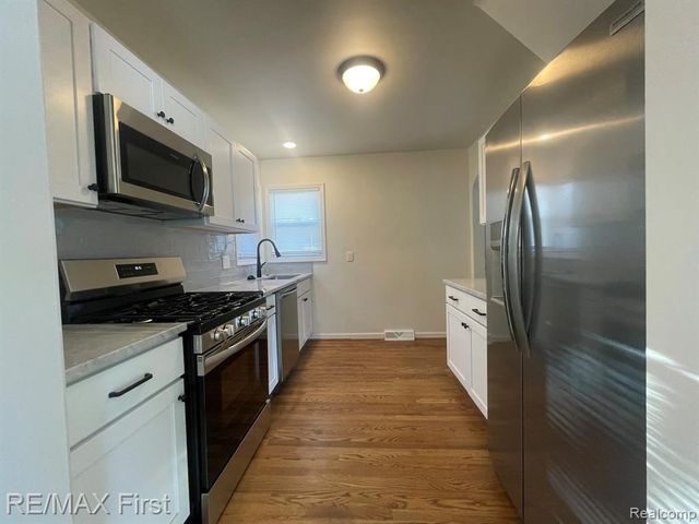 9943 Grayfield, Redford, MI 48239