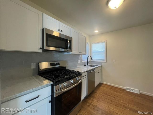 9943 Grayfield, Redford, MI 48239