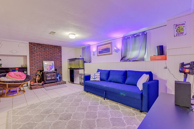 11 Topliff St, Billerica, MA 01821