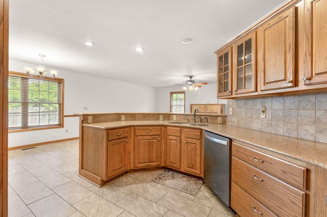 3322 S Saratoga Avenue, Springfield, MO 65804
