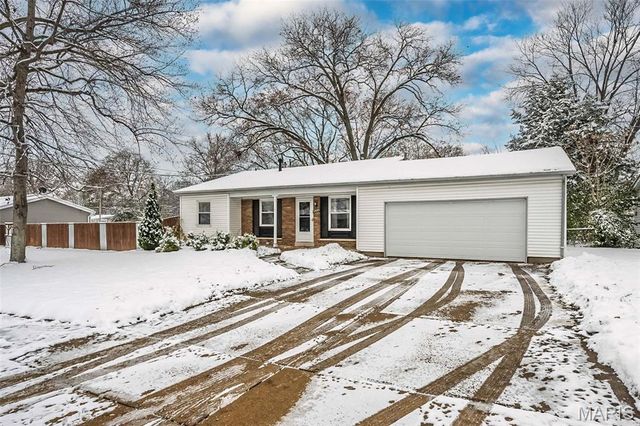 7405 Foxmont Drive, Hazelwood, MO 63042