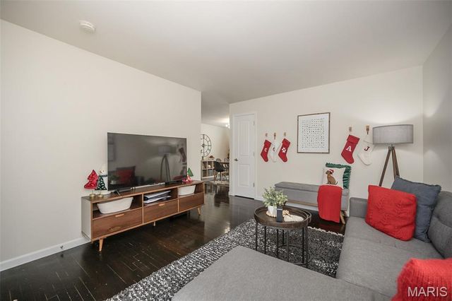 7405 Foxmont Drive, Hazelwood, MO 63042