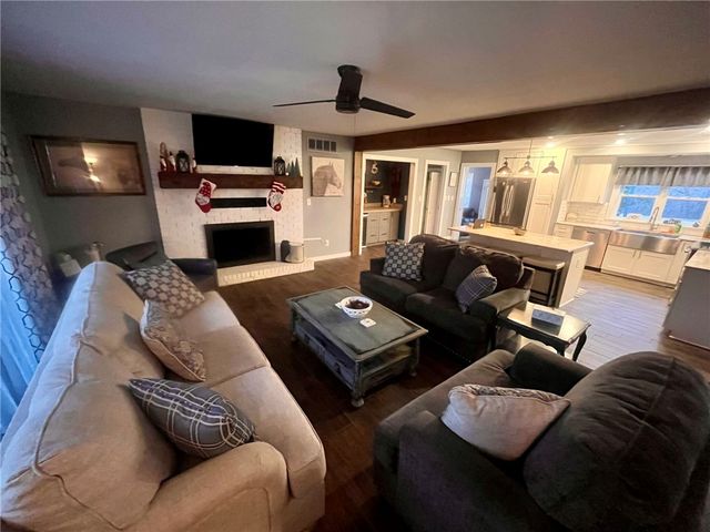 1 Hillcrest Drive, Holiday Island, AR 72631