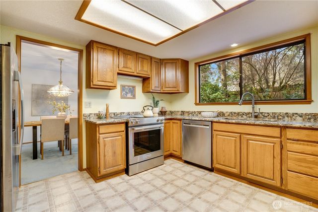 6802 Twin Hills Drive W, University Place, WA 98467