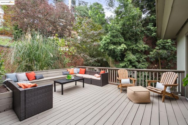 7047 Exeter Dr, Oakland, CA 94611