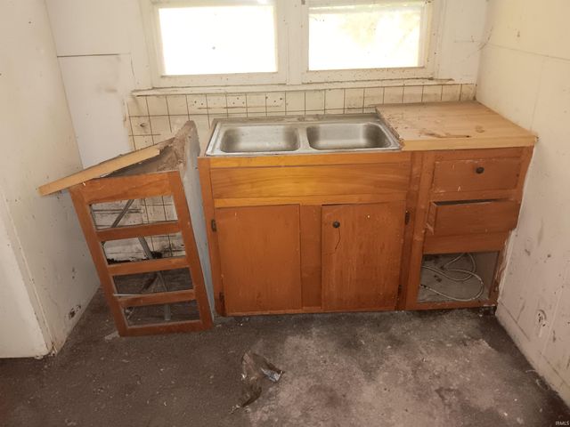 407 N Ledgerwood Street, Carlisle, IN 47838