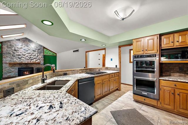 670 Rolling Acres Drive, Ortonville, MI 48462