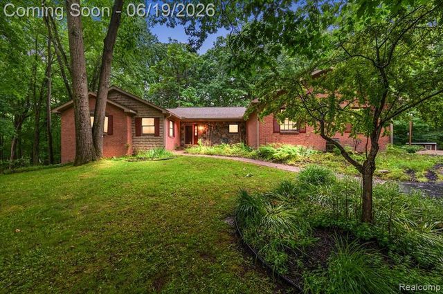 670 Rolling Acres Drive, Ortonville, MI 48462