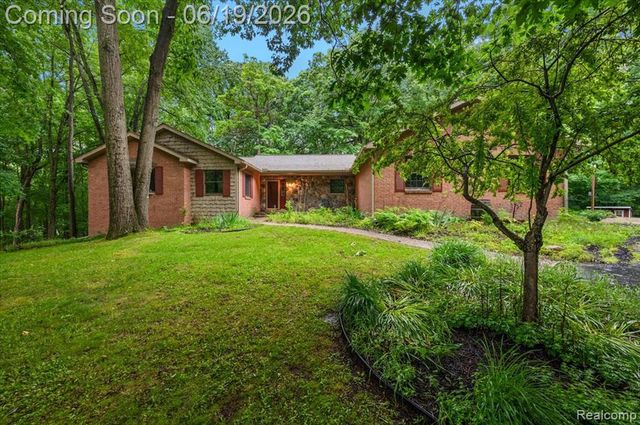 670 Rolling Acres Drive, Ortonville, MI 48462