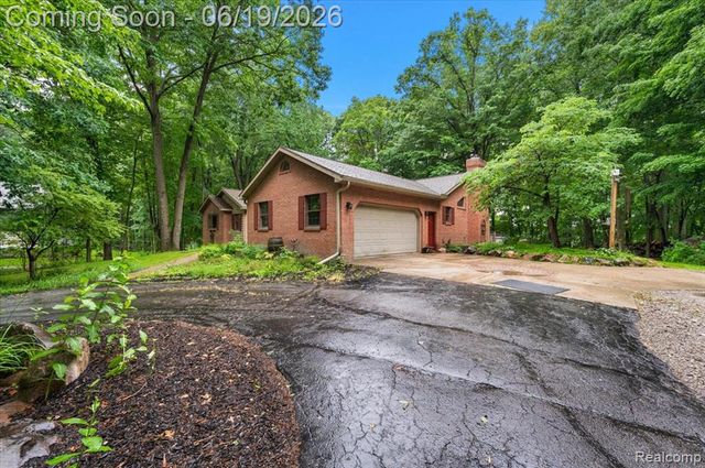 670 Rolling Acres Drive, Ortonville, MI 48462