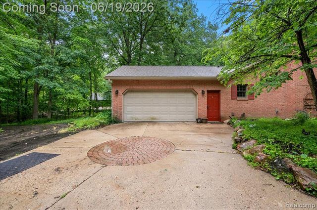 670 Rolling Acres Drive, Ortonville, MI 48462