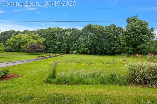 670 Rolling Acres Drive, Ortonville, MI 48462