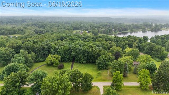670 Rolling Acres Drive, Ortonville, MI 48462