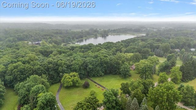 670 Rolling Acres Drive, Ortonville, MI 48462