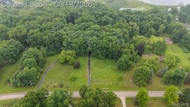 670 Rolling Acres Drive, Ortonville, MI 48462