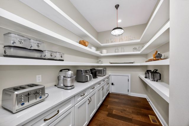 1738 S 40th Court, West Des Moines, IA 50265