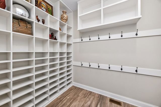 1738 S 40th Court, West Des Moines, IA 50265