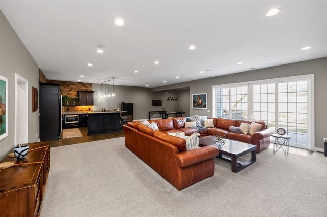 1738 S 40th Court, West Des Moines, IA 50265