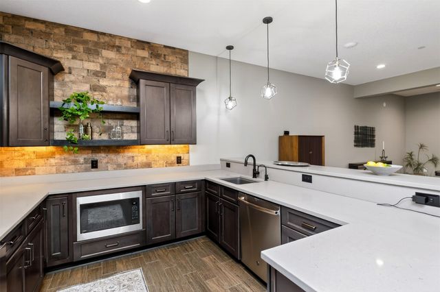 1738 S 40th Court, West Des Moines, IA 50265