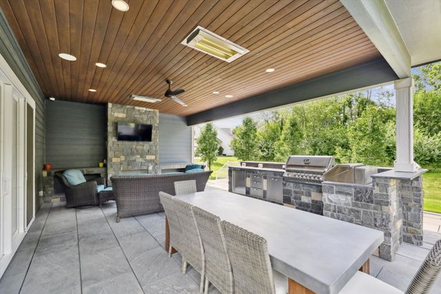 1738 S 40th Court, West Des Moines, IA 50265