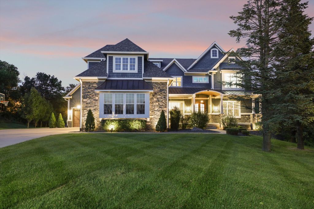 1738 S 40th Court, West Des Moines, IA 50265