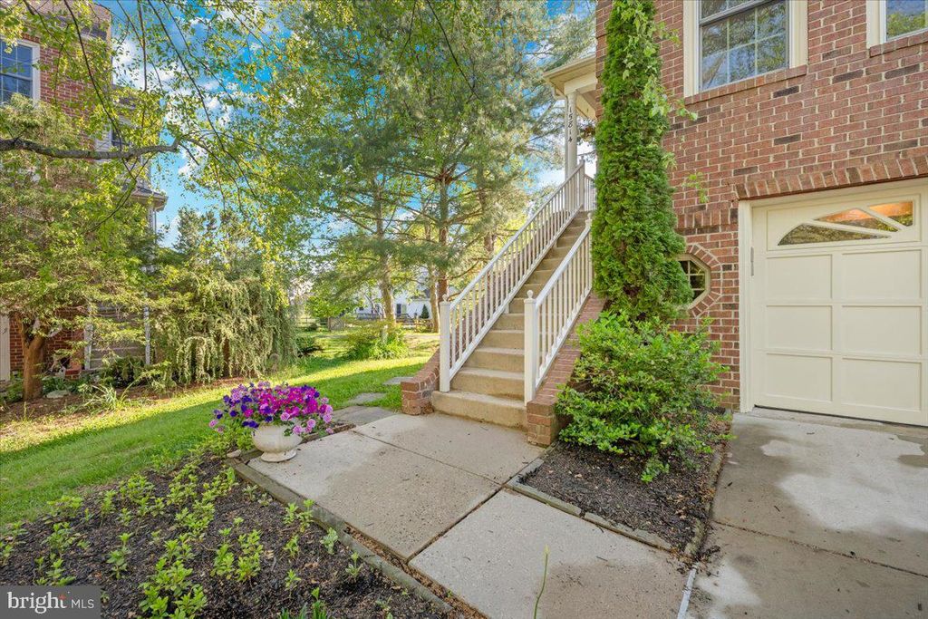 Image 5 of property listing at 15814 GLACIER CT, Gaithersburg, MD 20878