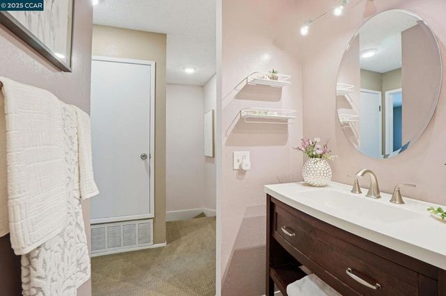 1045 Mohr Ln B, Concord, CA 94518